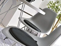 Nowoczesne krzesło z tworzywa MPC ROD szare w aranżacji.