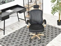 Nowoczesny czarny fotel mesh ze złotymi dodatkami RIND - w aranżacji z biurkiem ESLOV