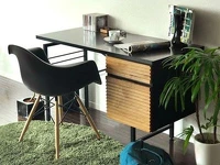 Krzesło z tworzywa inspirowane MPA WOOD - aranżacja przy biurku.