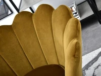 Fotel muszelka LAZAR ZŁOTY WELUROWY na czarnych nogach - w aranżacji ze stolikiem AMIN S i regałami OTTO - charakterystyczne detale