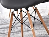 Krzesło MPA WOOD CZARNE TWORZYWO na orzechowym drewnie