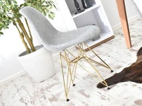 Designerskie krzesło tapicerowane MPC ROD TAP szaro-złote - w aranżacji